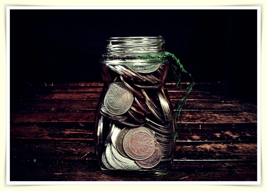 savings jar with cash representing $500 monthly savings goal